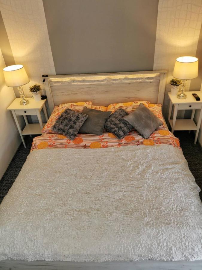 Foglal-Lak Apartman เอ็กเกอร์ ภายนอก รูปภาพ