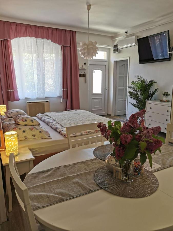 Foglal-Lak Apartman เอ็กเกอร์ ภายนอก รูปภาพ